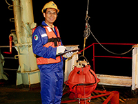 Prof. Yang Hongfeng is responsible for the design of seismic survey in this expedition